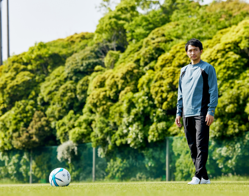 高機能サッカーピステ ラインドクロス｜アンブロ公式｜UMBRO