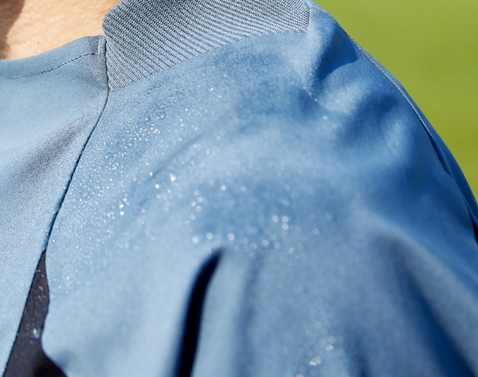 高機能サッカーピステ ラインドクロス｜アンブロ公式｜UMBRO