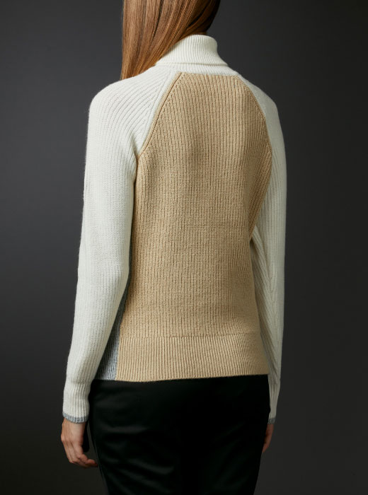 取扱い店舗限定】アクリルウールロゴタートルセーター