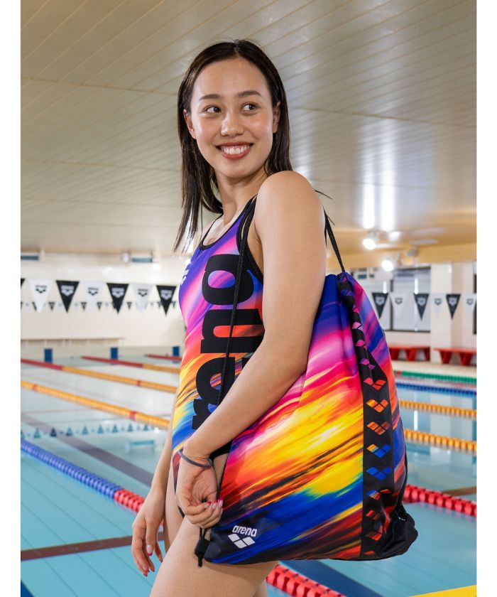 【今井月選手】カラフルな虹色模様の水着とバッグは、プールで絶対映え！