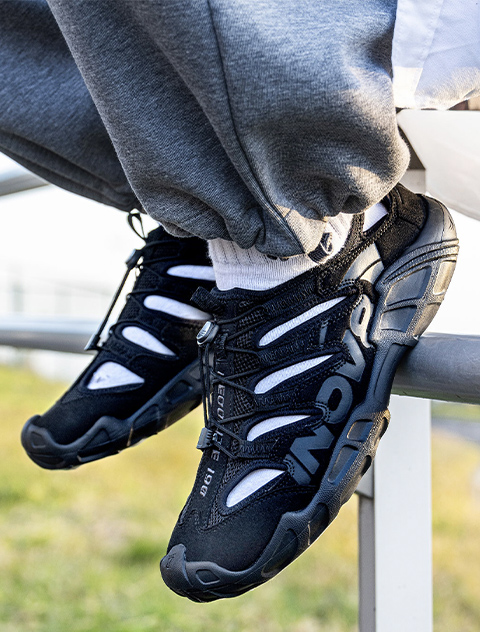 ブラックカラーの軽量アウトドアサンダル レコライト190 UNI（ユニセックス）