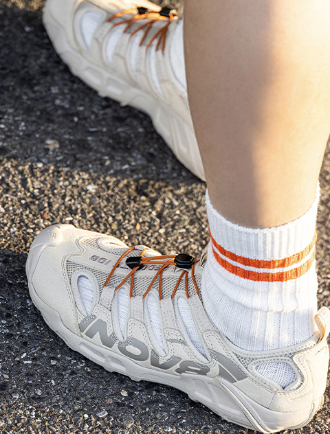 ベージュ×オレンジのアウトドアサンダル。トレラン後のリラックスにもおすすめ
