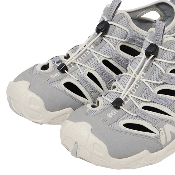 着脱が簡単なクイックシューレース。アウトドアから街履きまで快適