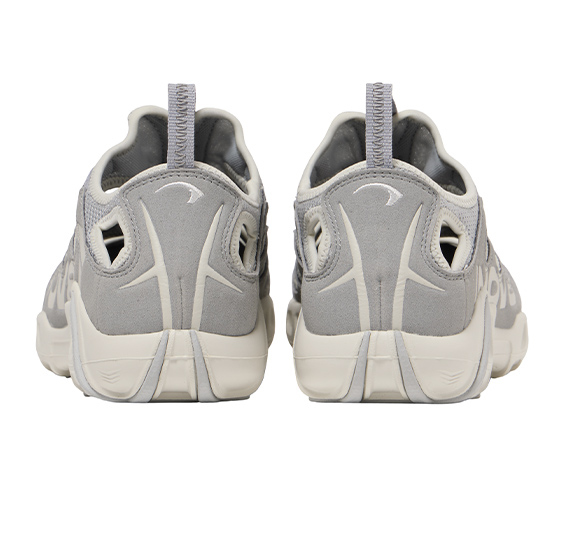 カカトが踏める2WAY仕様のアウトドアサンダル。スリッポン感覚の履き心地