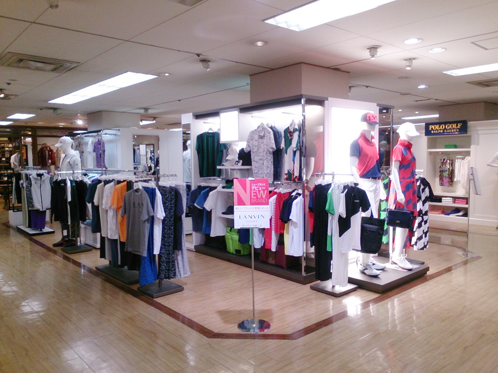 LANVINブランドの持つ高級感と高感度をベースにメンズ、レディースのゴルフウェアを展開しているLANVIN SPORT (ランバン スポール)の新しいお店が天満屋岡山本店4Fにオープン致しました。