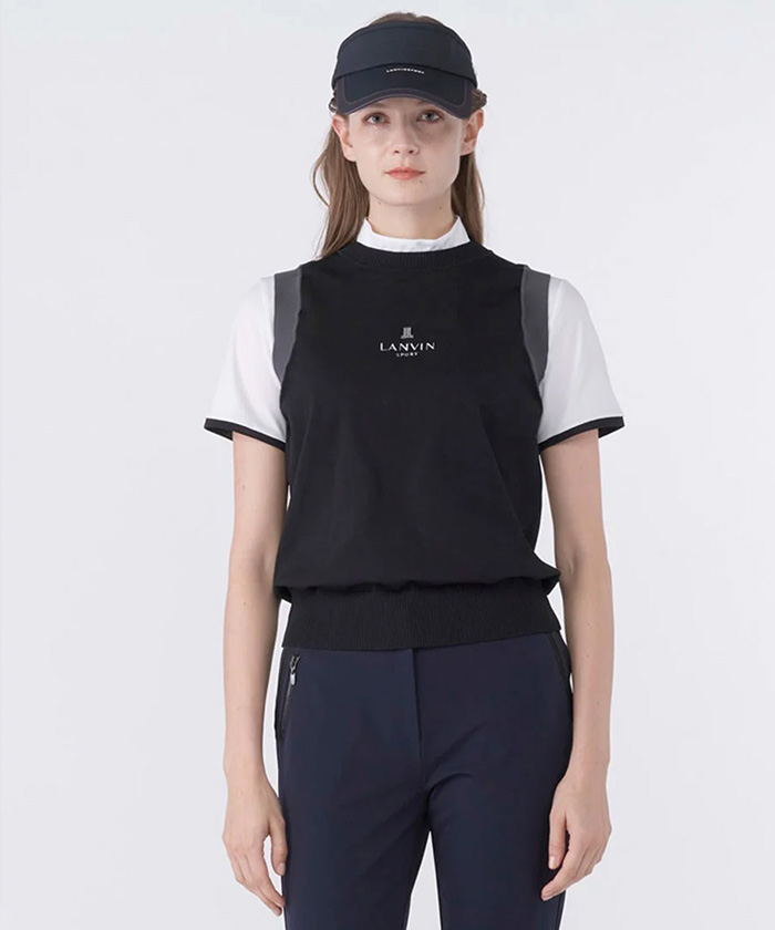 衿と袖口のすっきりとした配色が、洗練された印象を与えるニットベストです。
胸元には3段ロゴ刺繍を、バックスタイルには大きめな「JL」のインターシャロゴを大胆に配置し、スポーティーかつモダンな個性を際立たせます。プレゼントにもおすすめです。