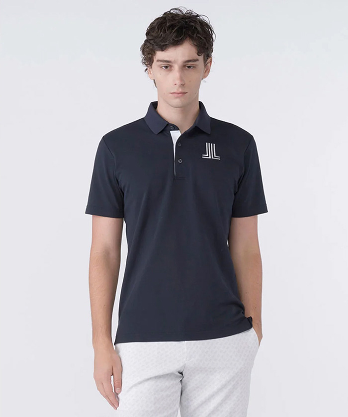 上質なシーアイランドコットン混素材を用いた、シンプルながらもモダンなシャツ。
胸元に大きめのJLマークを刺繍し、ブランドをアピールしました。
襟裏にはロゴ刺繍パーツを接着し、下前立てにはグログランテープをあしらうなど、細部にまでこだわったデザインで、着回しの良さも魅力で、プレゼントにもおすすめです。