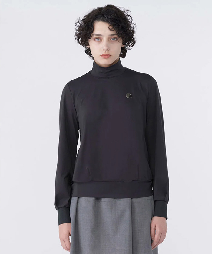 透け感のある素材を活かした、繊細でモダンなデザインが特徴のハイネック長袖シャツです。
身頃は2枚仕立てにすることで、インナーが透けにくいよう配慮しながらも、袖部分は1枚仕立てにあえて透け感を出し、軽やかな抜け感を演出しました。
袖口にはブライトRIBを配し、華やかなアクセントをプラス。プレゼントにもおすすめです。