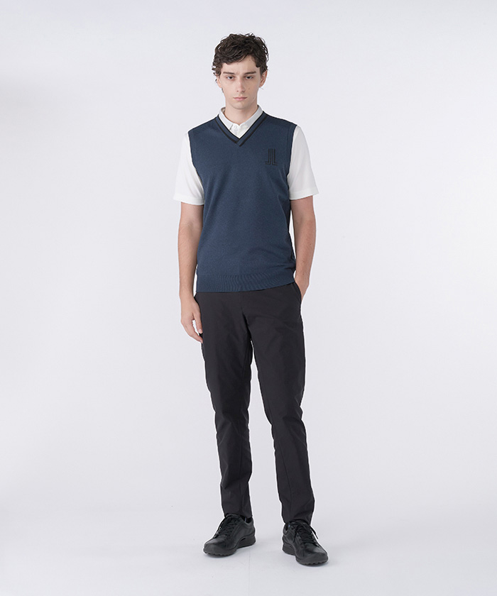 トップスは、柔らかい風合いの糸をハイゲージで編み上げ、スッキリと仕上げたニットベストです。
襟周りはラインを施した二重のリブデザインで、細部までこだわりを感じさせる洗練された印象を与えます。
ボトムスのストレッチパンツは、デサント独自の「6D理論」に基づき、ゴルフスイングや屈伸運動時の足の動きを科学的に追求。
ねじれの効いたパターンとヒップダーツにより、膝への引っかかりを軽減し、スムーズな足の曲げ伸ばしをサポートします。
各アイテムは、プレゼントにもおすすめです。