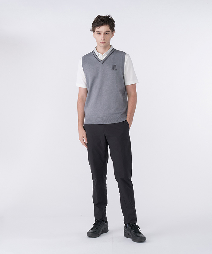 トップスは、柔らかい風合いの糸をハイゲージで編み上げ、スッキリと仕上げたニットベストです。
ボトムスのストレッチパンツは、デサント独自の「6D理論」に基づき、ゴルフスイングや屈伸運動時の足の動きを科学的に追求。
ねじれの効いたパターンとヒップダーツにより、膝への引っかかりを軽減し、スムーズな足の曲げ伸ばしをサポートします。
各アイテムは、プレゼントにもおすすめです。