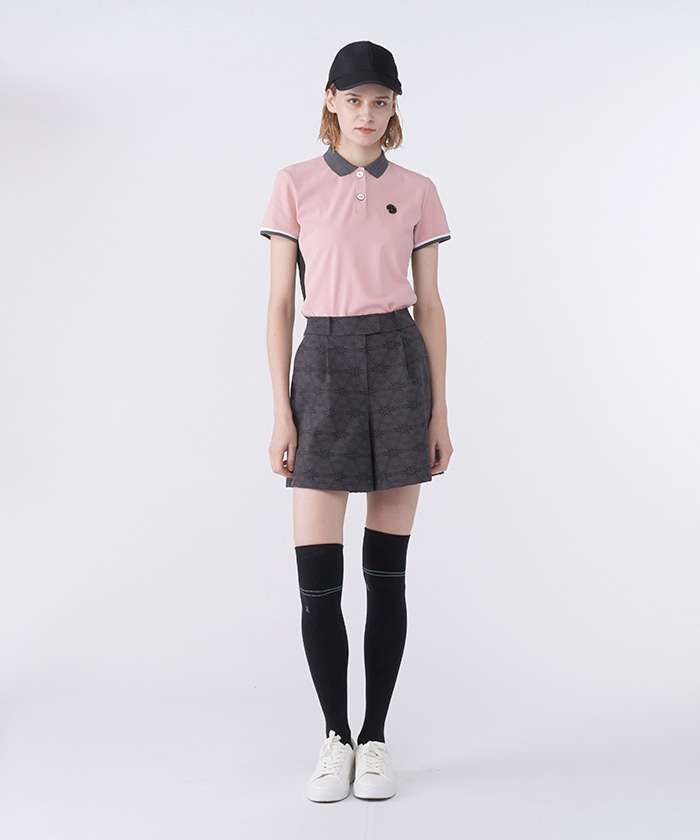 トップスの半袖ポロシャツは、衿と袖口のリブにはさりげなくラメ糸を織り込み、上品な輝きをプラスしました。
フロントには、大きめで上質感のあるエポキシボタンを採用し、アクセントを加えています。
ボトムスは、本国（フランス）からのモチーフを元にしたグラフィックを採用した、今シーズンを象徴する特徴的なデザインプリントキュロットです。
コーデのアクセントに、キャップを合わせました。
カラミ織りの上質な素材を使用したキャップです。
各アイテムは、プレゼントにもおすすめです。