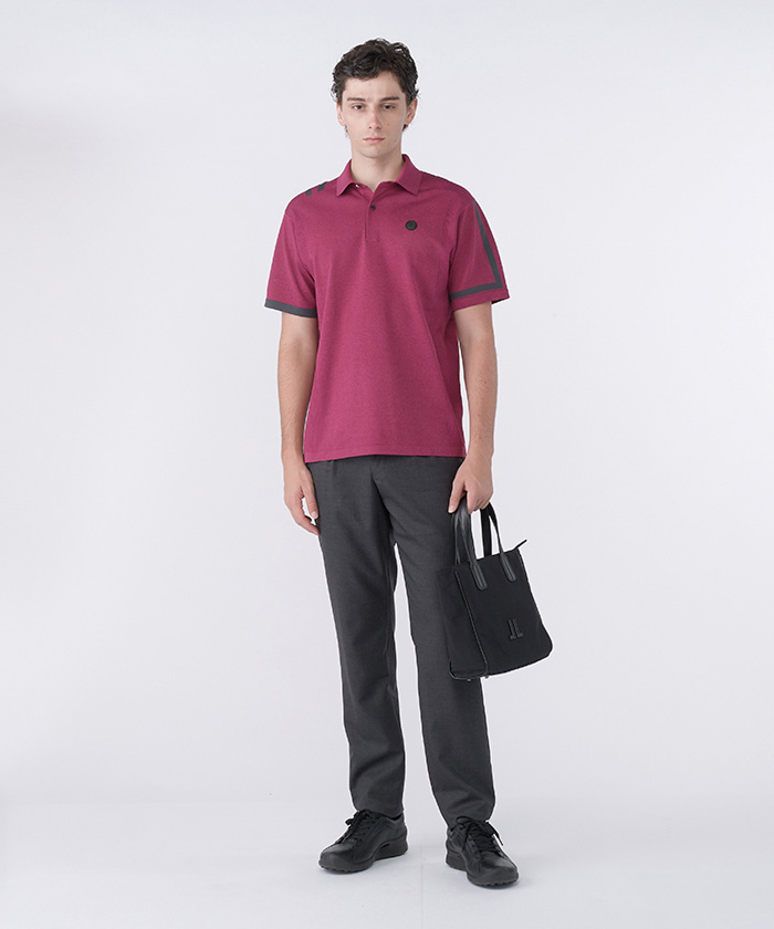 トップスは、柔らかい風合いの糸で丁寧に編み上げた、シャープな印象のニットポロです。
ランバンスポールらしい繊細な表現として、右肩と左袖には編み地の変化によってJLロゴがデザインされており、細部にまでこだわった洗練された佇まいが特徴です。
コーデのアクセントに、縦型カートバッグを合わせました。
塩縮加工したナチュラルなシワ感が魅力のカートバッグです。
各アイテムは、プレゼントにもおすすめです。