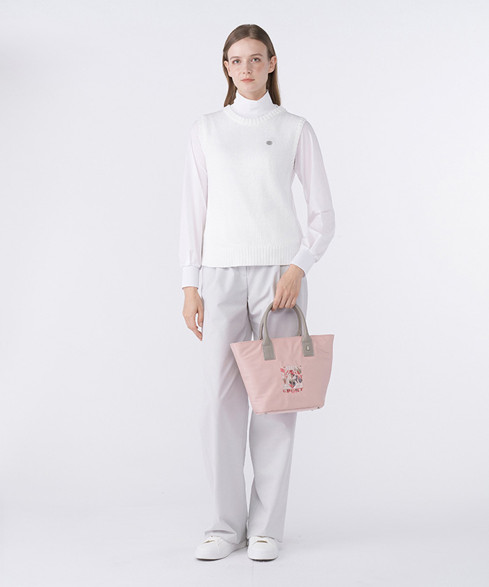 トップスは、ややショート丈でコンパクトな印象のクルーネックニットベストです。
天然素材の綿を使用しているため、リラックス感のある着心地が魅力。
ボトムスは、ワイドシルエットでありながら、ウエスト周りを光沢素材で切り替えることで、スポーティーな機能素材を上品に昇華させたデザインパンツです。
マットな本体生地と光沢感のあるウエストの対比（マット＆シャイン）が、洗練されたモード感を演出します。
コーデのアクセントに、保冷バッグを合わせました。
今季のテーマ『サマーパラダイス』の象徴的なモチーフをデザインした保冷バッグ。
各アイテムはプレゼントにもおすすめです。