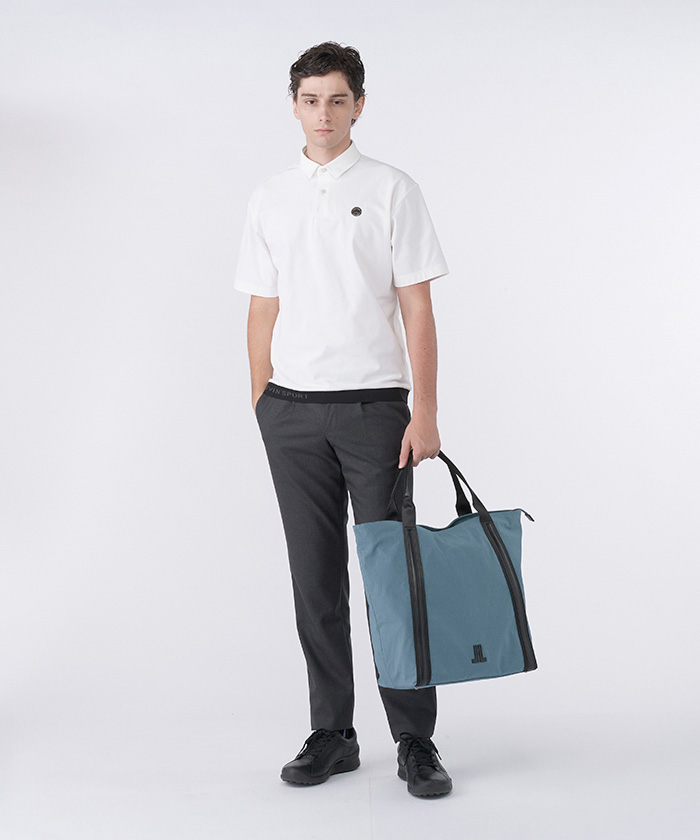 トップスのオーバーサイズシャツは、トレンドのリラックスしたカジュアルスタイルを、ランバンスポールらしくモダンに昇華させました。
裾の外出し、パンツインどちらにも対応するディティールとサイズ感で、着こなしの幅が広がります。
ボトムスのウールパンツは、SUPER100'sの上質なウールを使用したスラックスは、ドレスライクな上品な仕立てが魅力です。
コーデのアクセントに、トートバッグを合わせました。
大きめサイズのトートバッグ。
塩縮加工したナチュラルなシワ感が魅力の素材を使用しています。
各アイテムはプレゼントにもおすすめです。