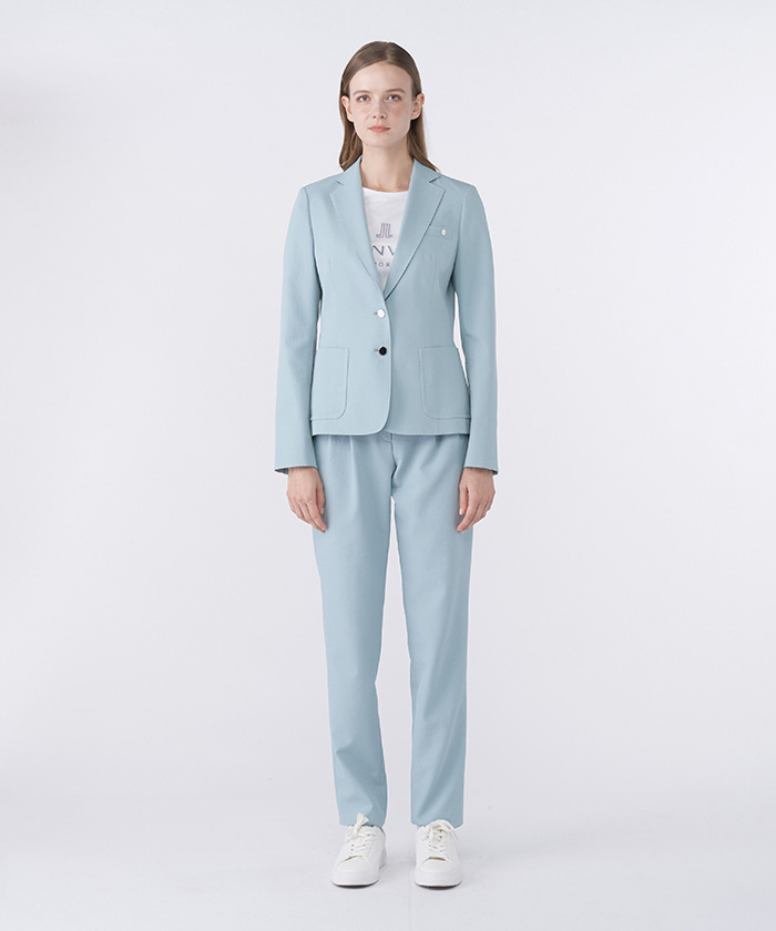 トップスは、2つボタン開きのテーラードシングルジャケットです。
衿とポケットのフチにはAMFステッチを施し、手の込んだ仕立てと上質感を演出しました。
ボトムスは、ややハイウエストな設計と2タックディテールが特徴の、モダンなパンツです。
裾に向かってやや細くなるテーパードシルエットを採用し、すっきりとした美しいラインを演出します。
各アイテムはプレゼントにもおすすめです。