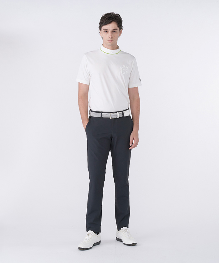 トップスのモックネック半袖シャツは、無地見えのシックな外観に秘められた、細部へのこだわりが魅力です。
襟には、細く繊細なラインとデボス加工で表現されたロゴが配された凝ったリブを採用。
左胸には同色で凹凸感のあるシーズンモチーフをプリントし、上品なアクセントを添えました。
派手すぎないデザインは、上質な大人のゴルフスタイルを演出します。このアイテムはプレゼントにもおすすめです。