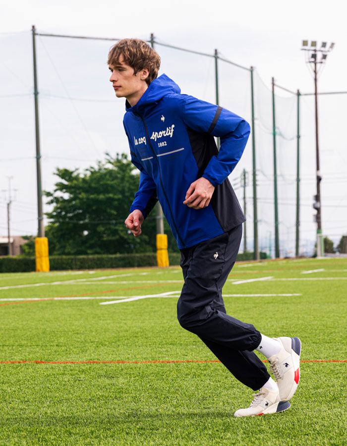 LCS JW 25_着用イメージ1 ランニングスタイルスニーカー
