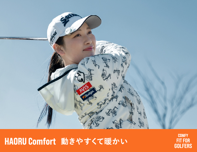 グリーンを歩くモデルの着用イメージ