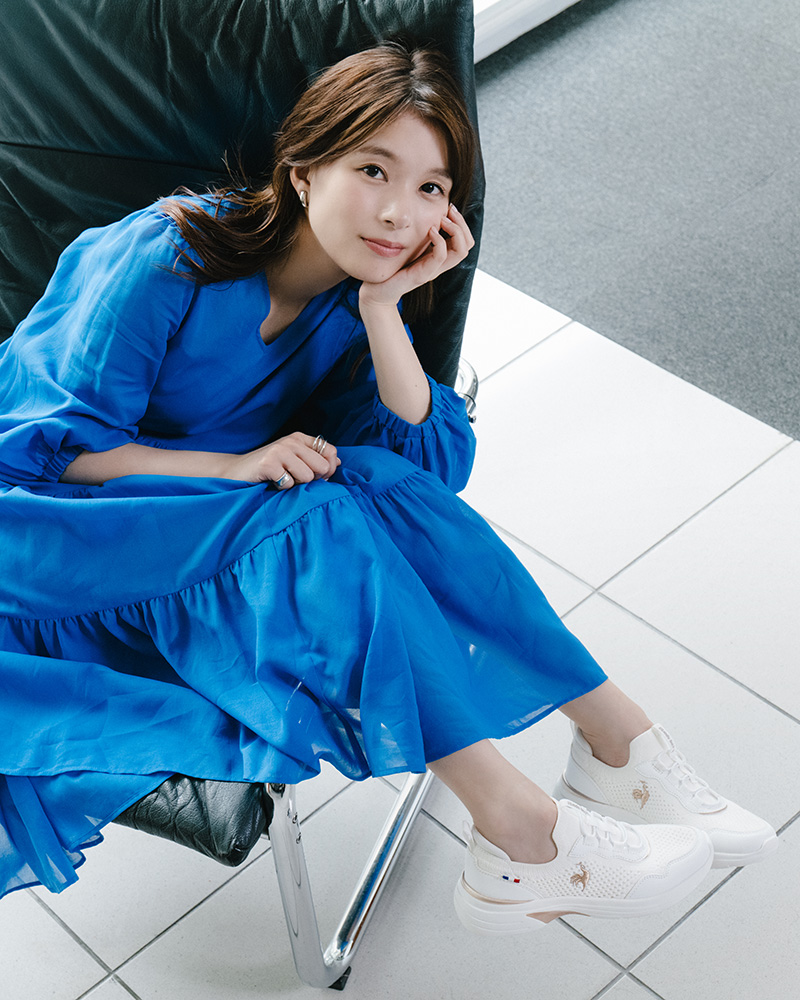 芳根京子さん着用_大人きれいめスニーカー LCS LORRAINE