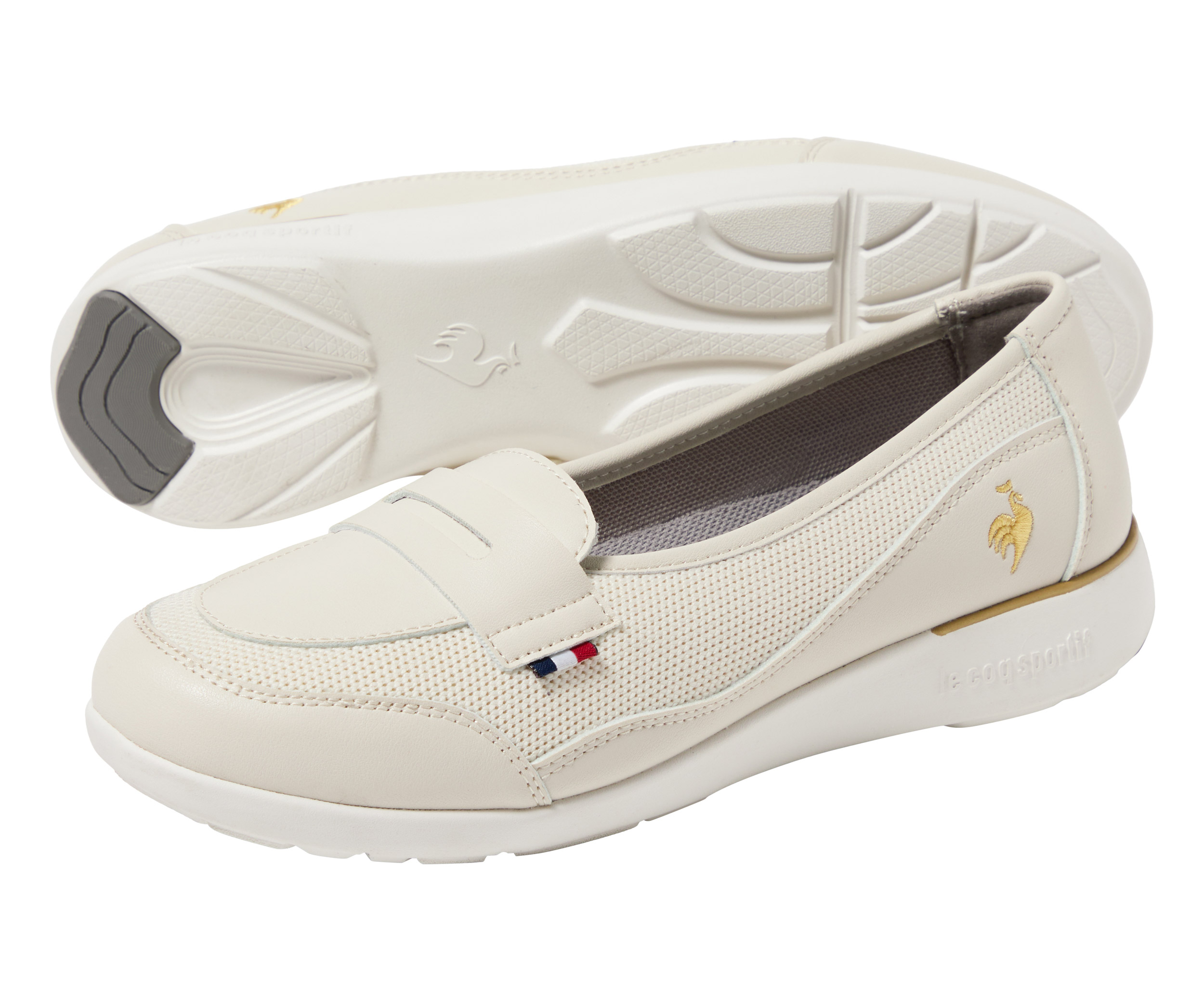 お仕事にも合わせやすい浅ぐりのデザイン ローファースニーカー