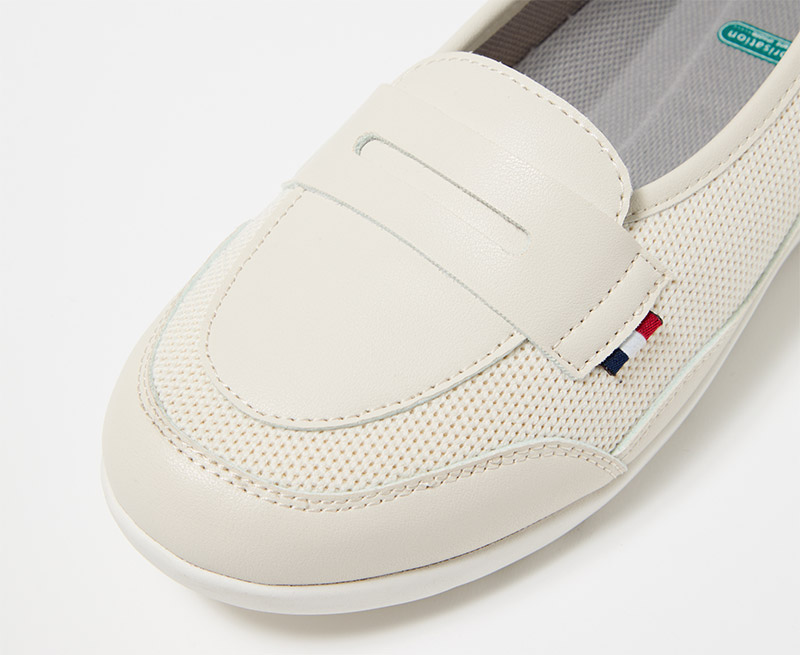 履き心地にこだわり前足部には足当たりの良い素材を採用 ローファースニーカー