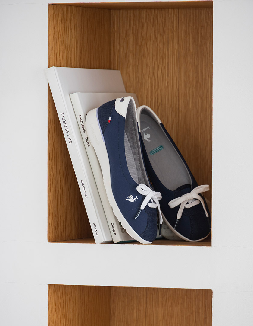 パンプス感覚で履けるスニーカー：大人の抜け感スタイル_着用イメージ1 スニーカーパンプス