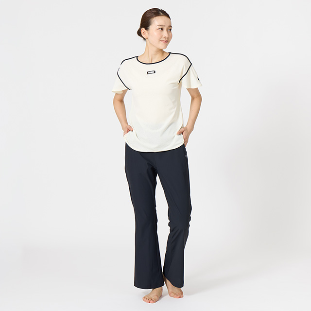 脚長効果のある接触冷感フレアパンツ。高いストレッチ性でヨガも快適なルコックスポルティフのレディースパンツ