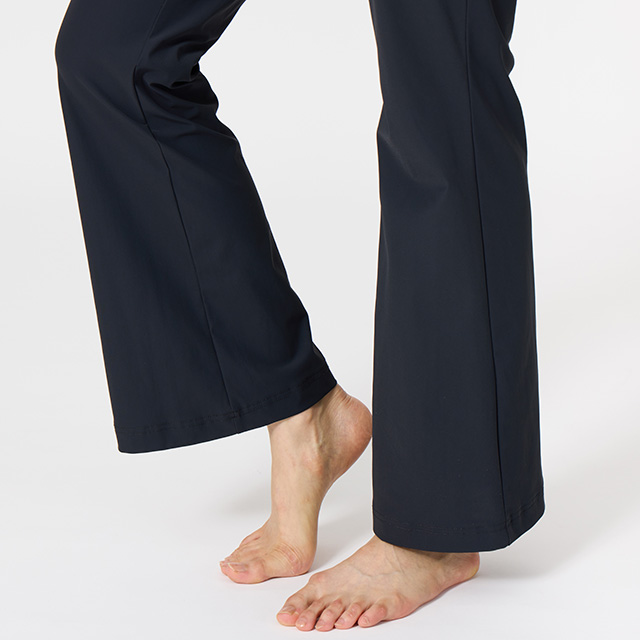 脚長効果のある接触冷感フレアパンツ。高いストレッチ性でヨガも快適なルコックスポルティフのレディースパンツ