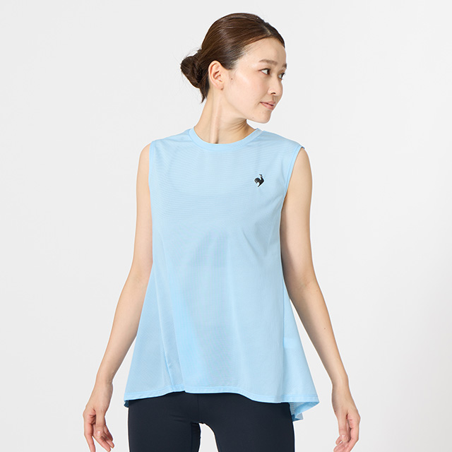 重ね着でおしゃれに体型カバーできるカップ付きインナーとメッシュシャツのセット。ルコックスポルティフのヨガレイヤードスタイル