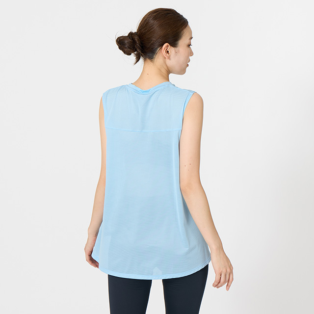 重ね着でおしゃれに体型カバーできるカップ付きインナーとメッシュシャツのセット。ルコックスポルティフのヨガレイヤードスタイル