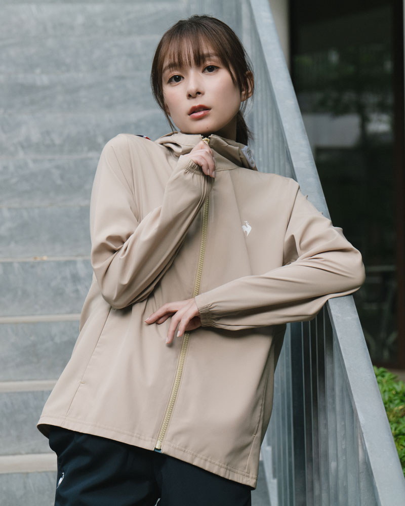 芳根京子着用のLCS Essentialクロスジャケットおしゃれなレディーススポーツウェア