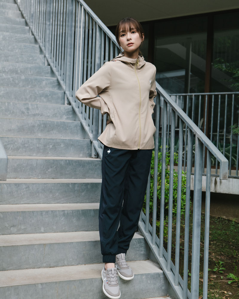 芳根京子着用のLCS Essentialクロスジャケットおしゃれなレディーススポーツウェア