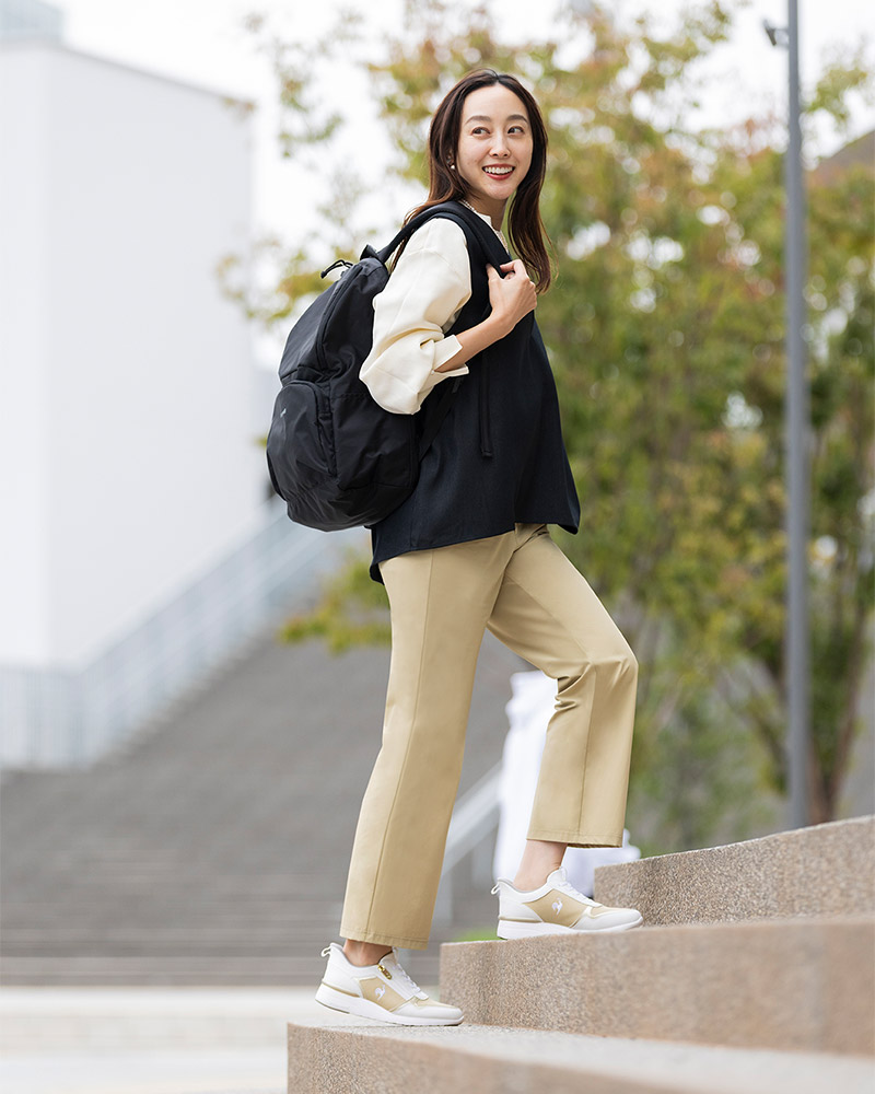 LCS シャルテ リフト SI_着用イメージ1 ヒールアップスニーカー　レディース、大人女子ににおすすめの上品スニーカー