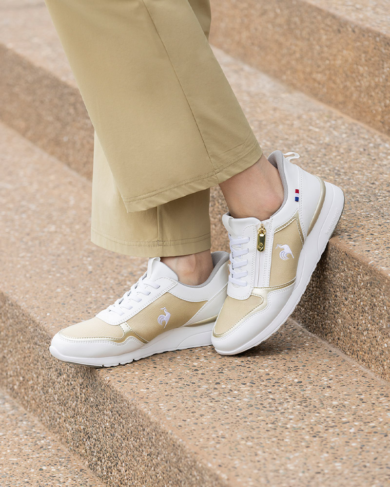 LCS シャルテ リフト SI_着用イメージ2 ヒールアップスニーカー　レディース、大人女子ににおすすめの上品スニーカー