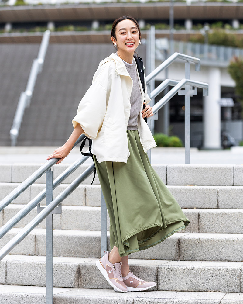 LCS シャルテ リフト SI_着用イメージ2 ヒールアップスニーカー　レディース、大人女子ににおすすめの上品スニーカー