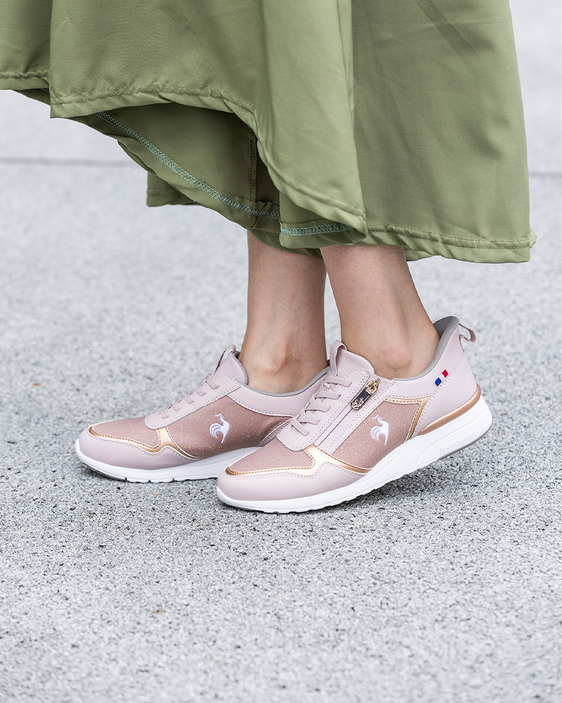 LCS シャルテ リフト SI_着用イメージ2 ヒールアップスニーカー　レディース、大人女子ににおすすめの上品スニーカー