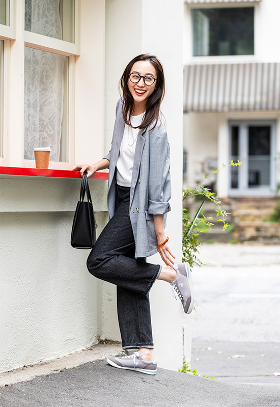 オフィスカジュアルに馴染むグレーの薄底スニーカーとジャケットのきれいめ通勤コーデ