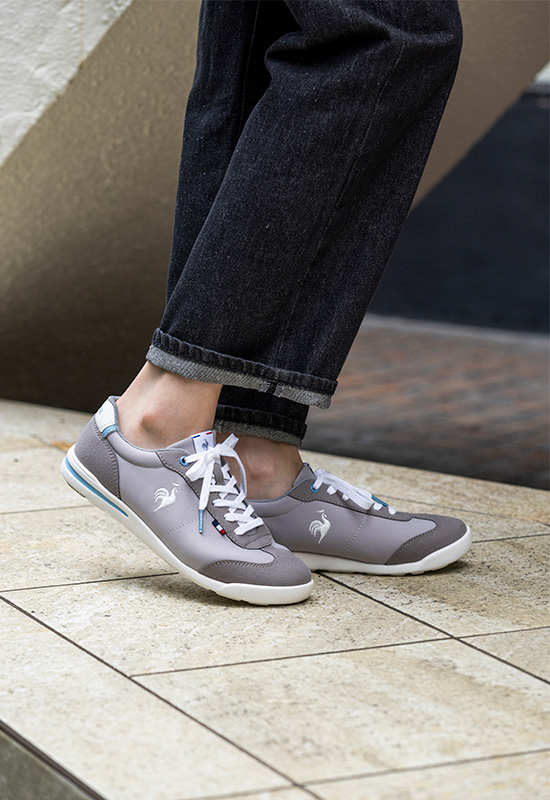 オフィスカジュアルに馴染むグレーの薄底スニーカーとジャケットのきれいめ通勤コーデ