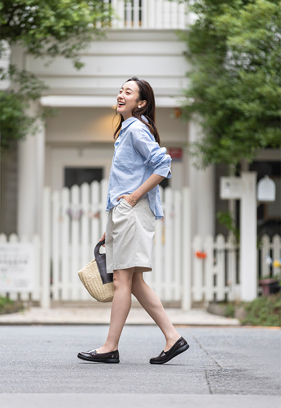 大切な会議の日にも相応しい茶色のローファースニーカーとハーフパンツの上品なスタイル