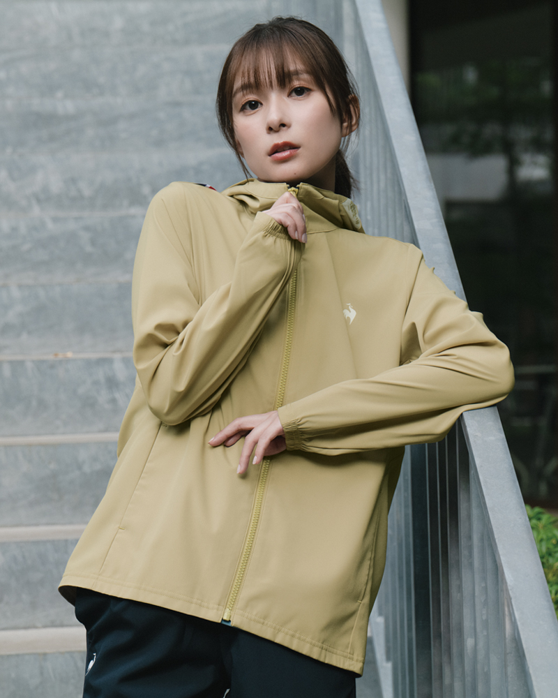 芳根京子着用のLCS Essentialクロスジャケットおしゃれなレディーススポーツウェア