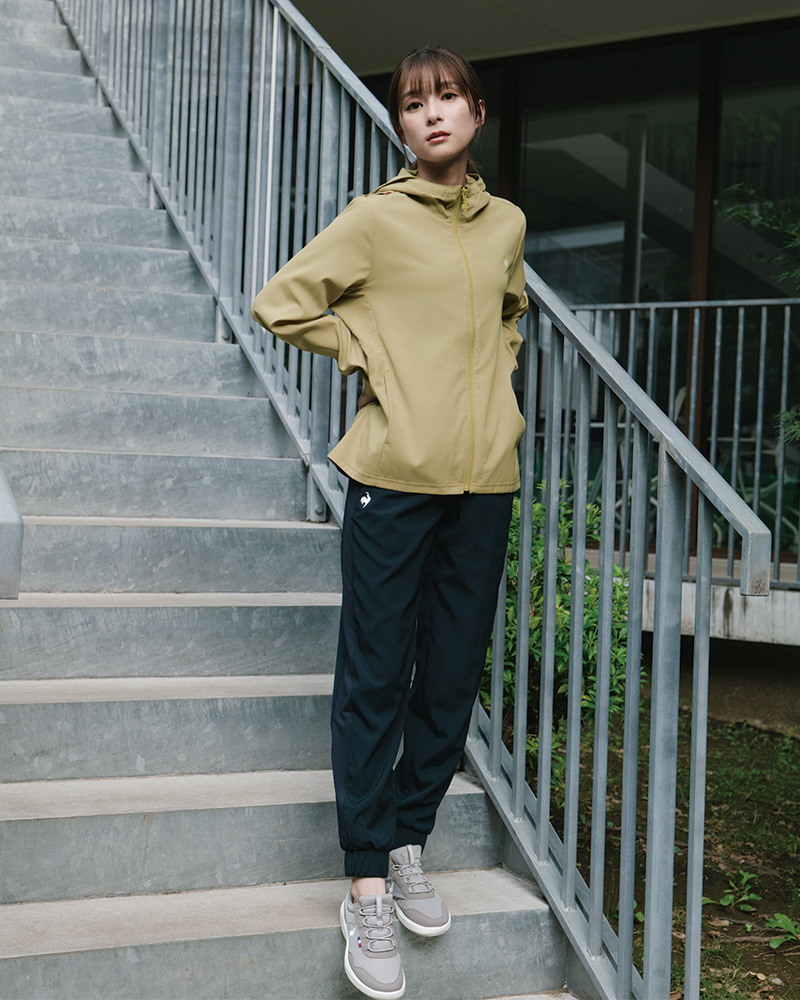 芳根京子着用のLCS Essentialクロスジャケットおしゃれなレディーススポーツウェア