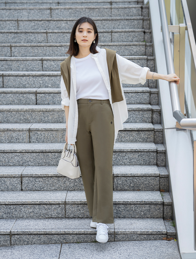 オフィスでのワイドパンツコーデに合うルコックスポルティフの白スニーカー「ラ ローラン」着用イメージ