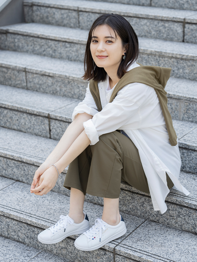 オフィスでのワイドパンツコーデに合うルコックスポルティフの白スニーカー「ラ ローラン」着用イメージ