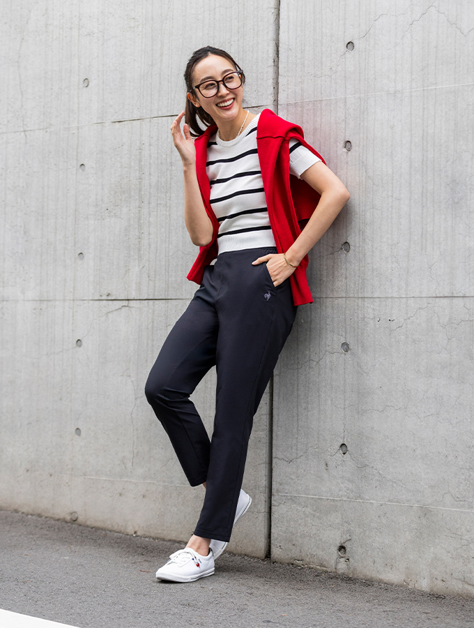 街歩きを楽しむカジュアルな装いに馴染む軽量な白スニーカー「テルナウォーク」のスタイリング