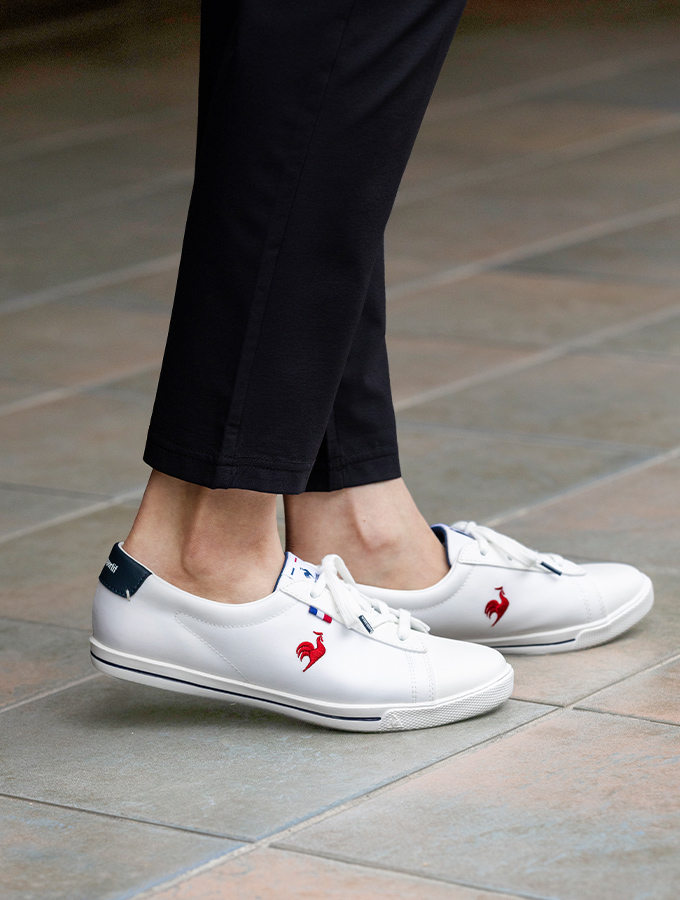 街歩きを楽しむカジュアルな装いに馴染む軽量な白スニーカー「テルナウォーク」のスタイリング