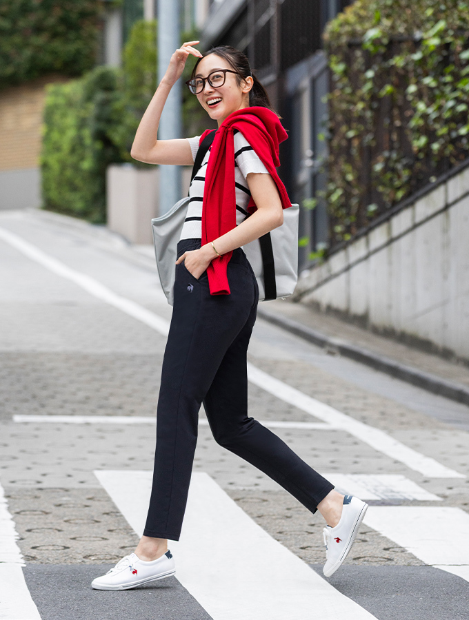 街歩きを楽しむカジュアルな装いに馴染む軽量な白スニーカー「テルナウォーク」のスタイリング