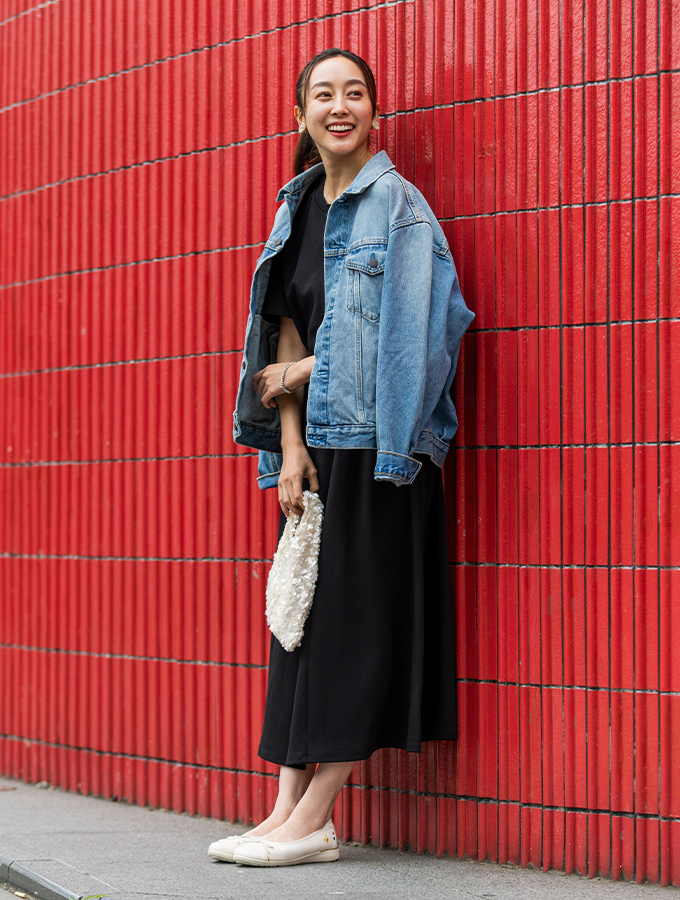 ワンピースを上品に引き立てるパンプススタイルのエレガントな白スニーカー「LCS モンスリー」