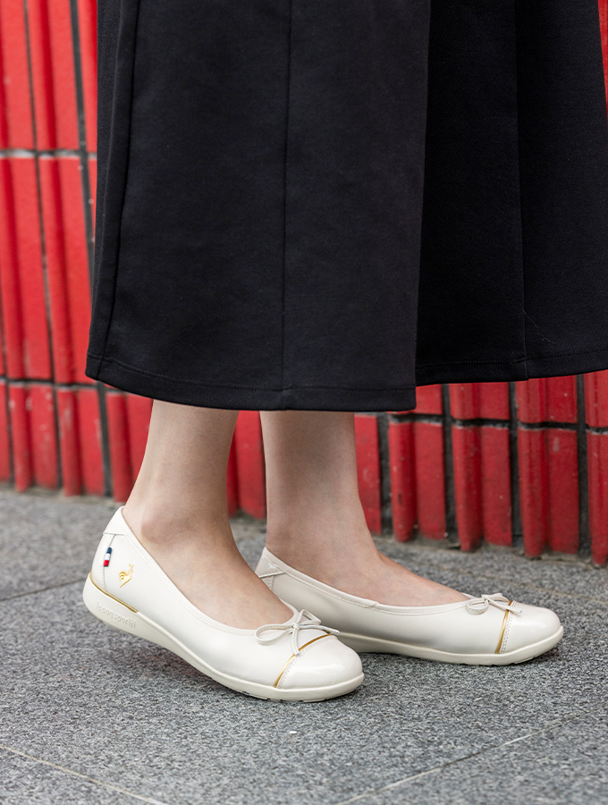 ワンピースを上品に引き立てるパンプススタイルのエレガントな白スニーカー「LCS モンスリー」