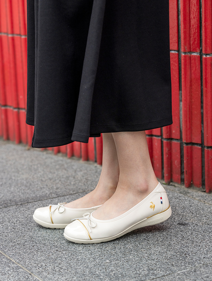 ワンピースを上品に引き立てるパンプススタイルのエレガントな白スニーカー「LCS モンスリー」