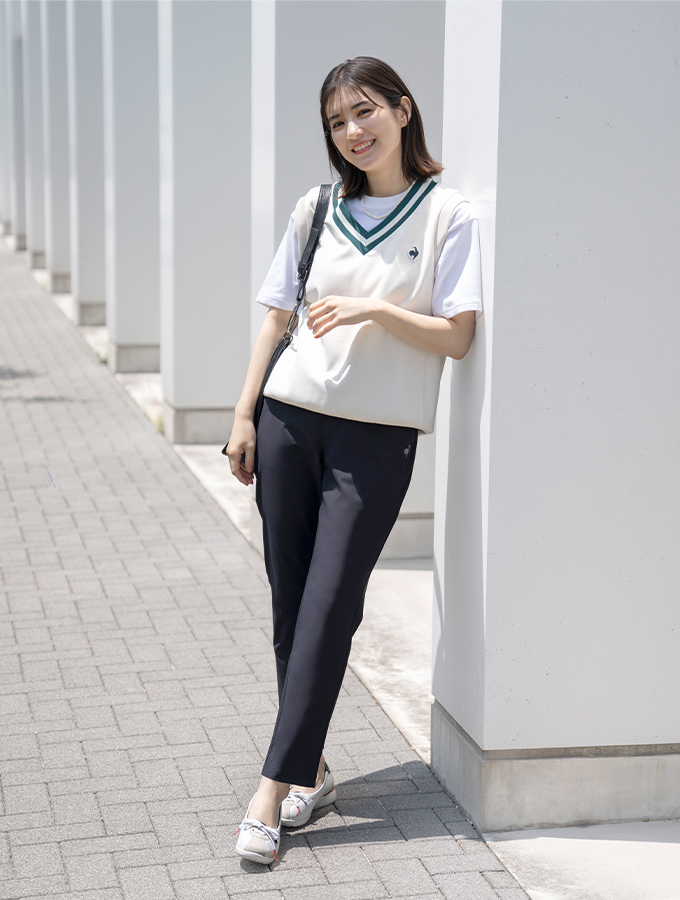 通勤やフォーマルなシーンでもスマートに履きこなせる浅ぐりデザインのパンプス風白スニーカー「LCS モンペリエPM」